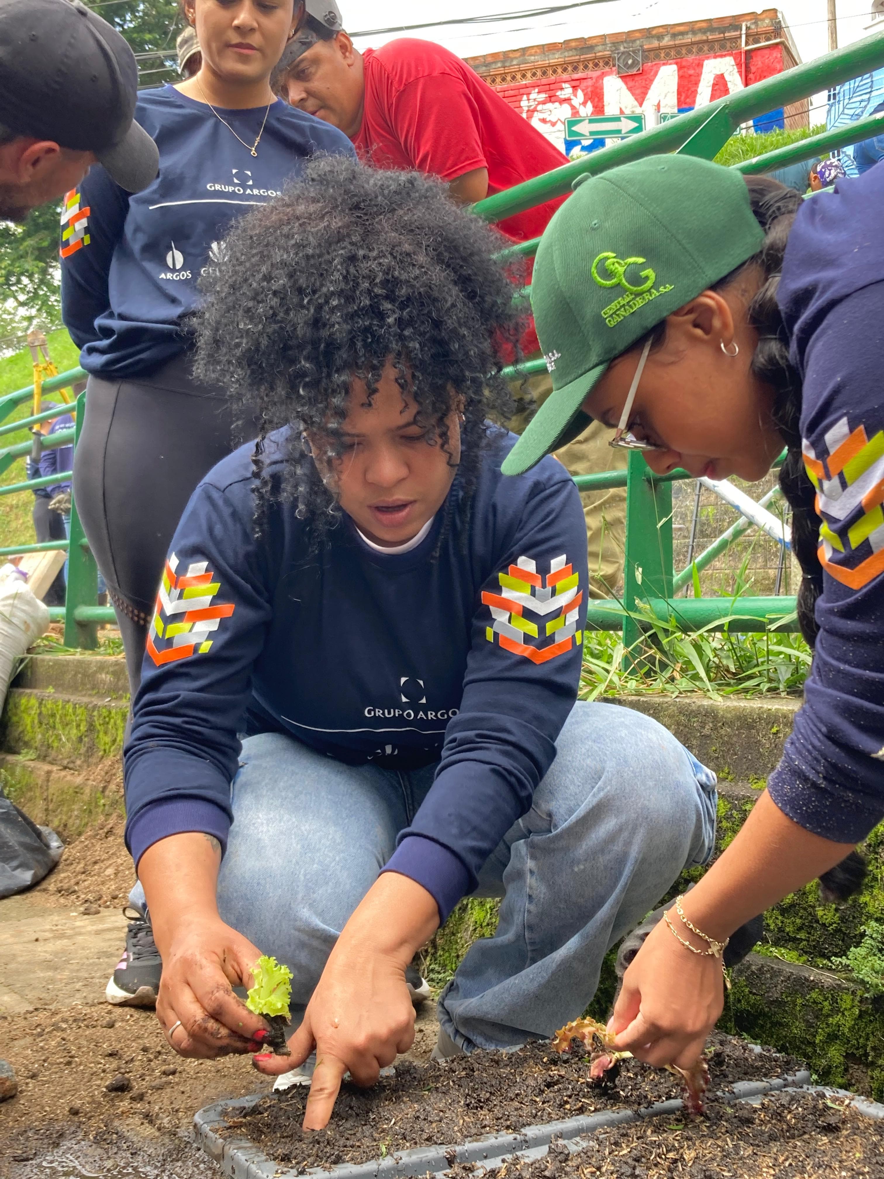 Equipo Ciudad en Acción junto al mural comunitario